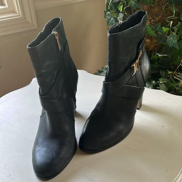 Vince Camuto Black Leather Ankle Boots with Gold Buckle 8.5M - Picture 7 of 12
